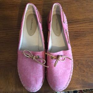 Women’s boat shoe style mini wedge shoe